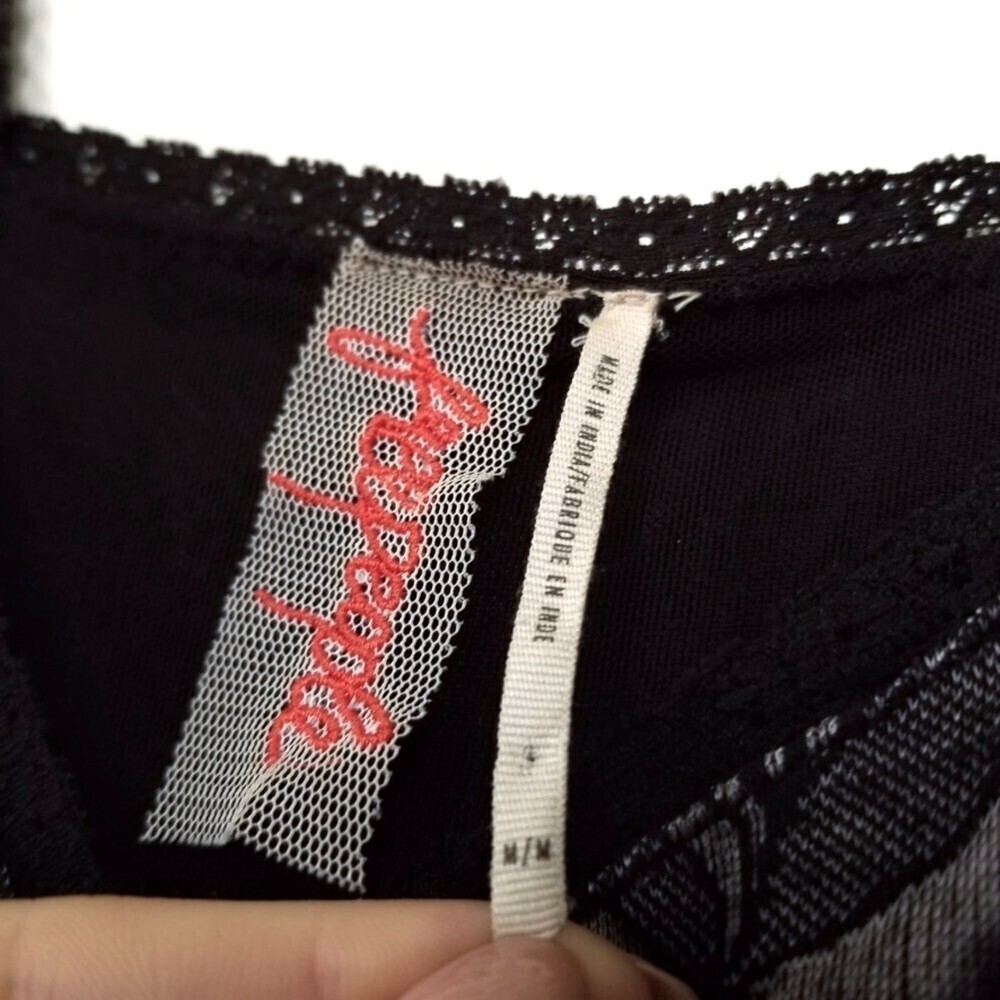 FREE PEOPLE 90's Cropped Surpluce Neck Baby Cami in Black Lace Womens Medium - Picture 2 of 7
